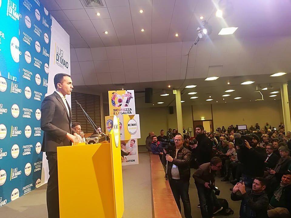 Cagliari, fan di Di Maio: “Meglio sbagliare congiuntivo che avere condizionale”