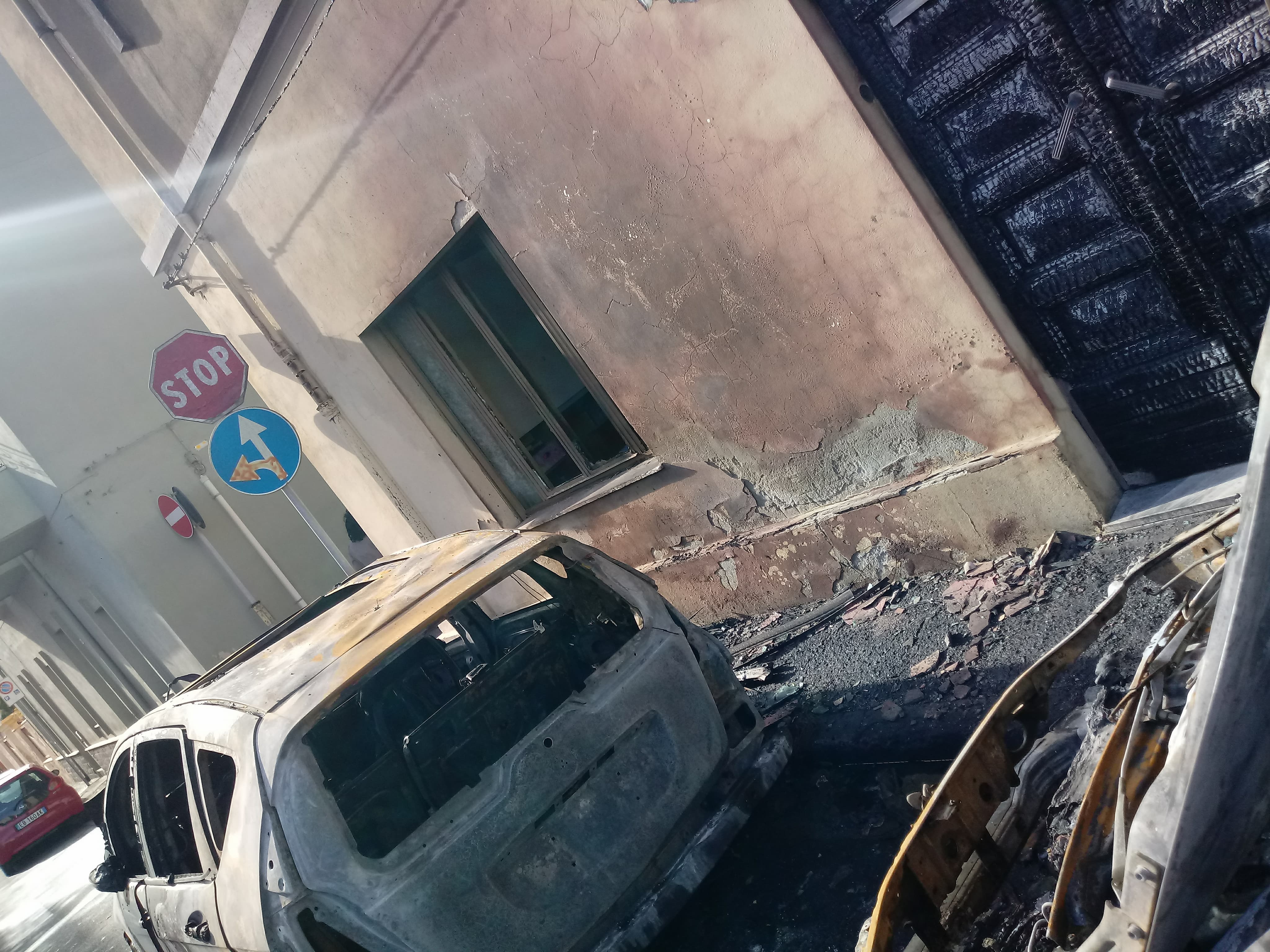 Auto in fiamme a Selargius, il rogo si propaga in casa: “Salvata dal mio cane”