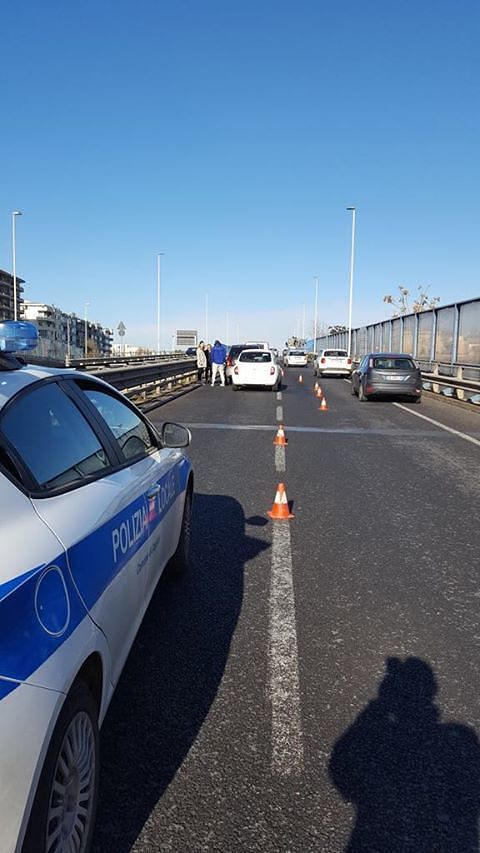 Cagliari, ragazza 18enne perde il controllo della Opel e sbatte sullo spartitraffico: ferita