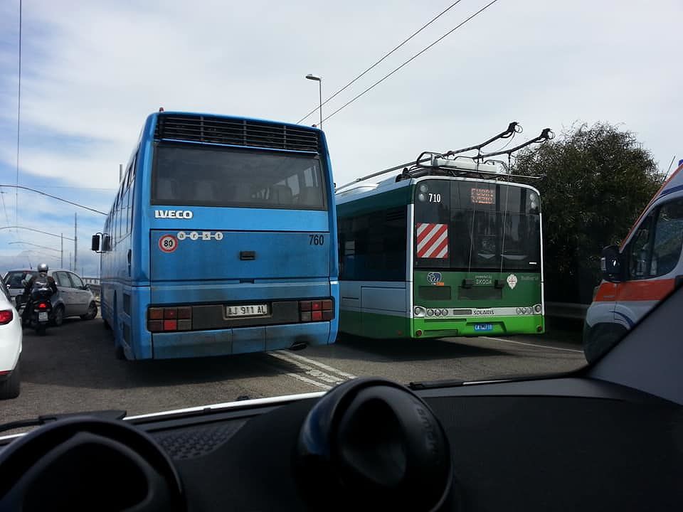 Cagliari, il bus del Ctm sbanda e finisce contro il guard rail: paura in viale Marconi