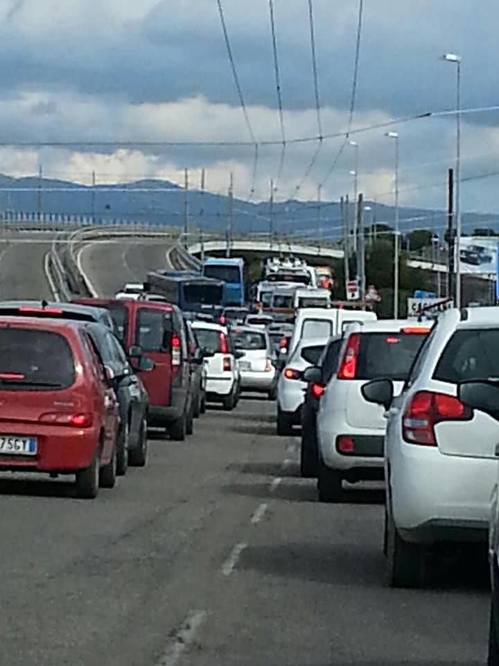 Il filobus sbanda in viale Marconi, tragedia sfiorata: un passeggero salva tutti