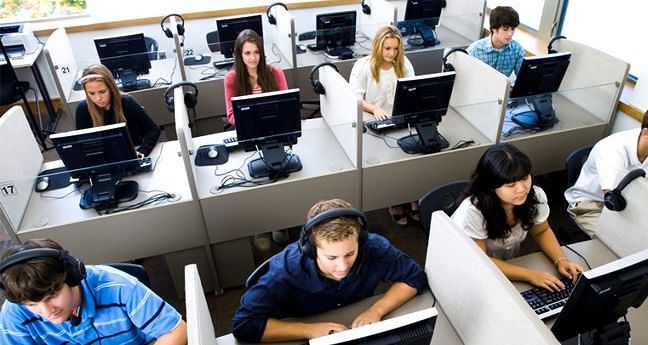 Cagliari, 50 lavoratori di call center a spasso: “Buttati in strada senza un motivo”