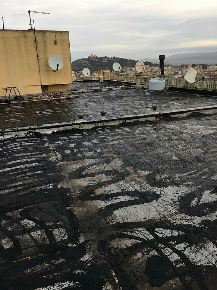 Via Castelli: “Da 20 giorni non abbiamo più il tetto. Il Comune si muova”