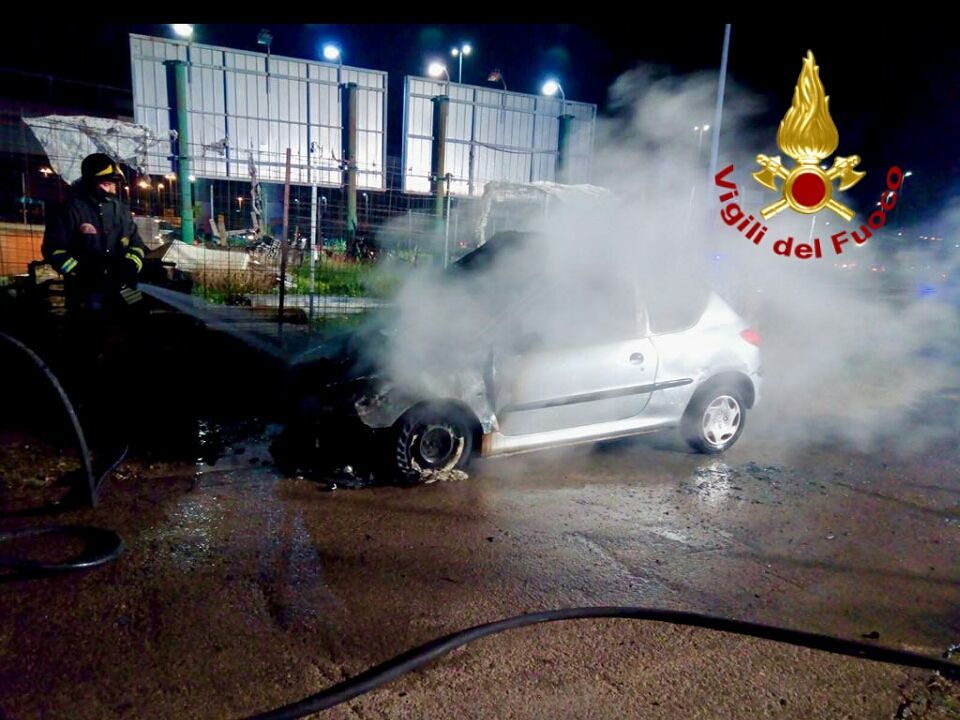 Auto in fiamme in via Peretti, intervento dei vigili del fuoco
