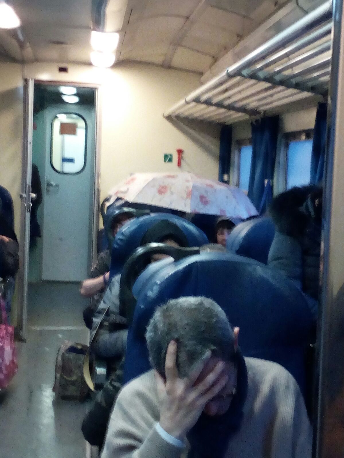 Treno Carbonia-Cagliari: “Piove all’interno, passeggeri con ombrello aperto”
