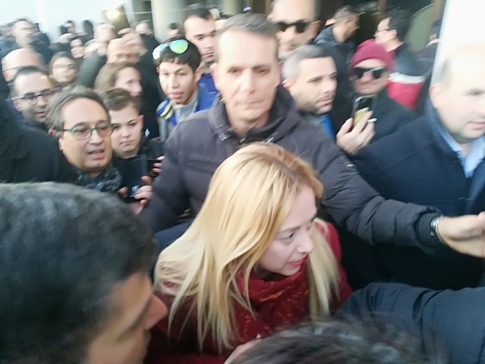 Cagliari, contestata Giorgia Meloni: “I centri sociali mi fanno tenerezza”