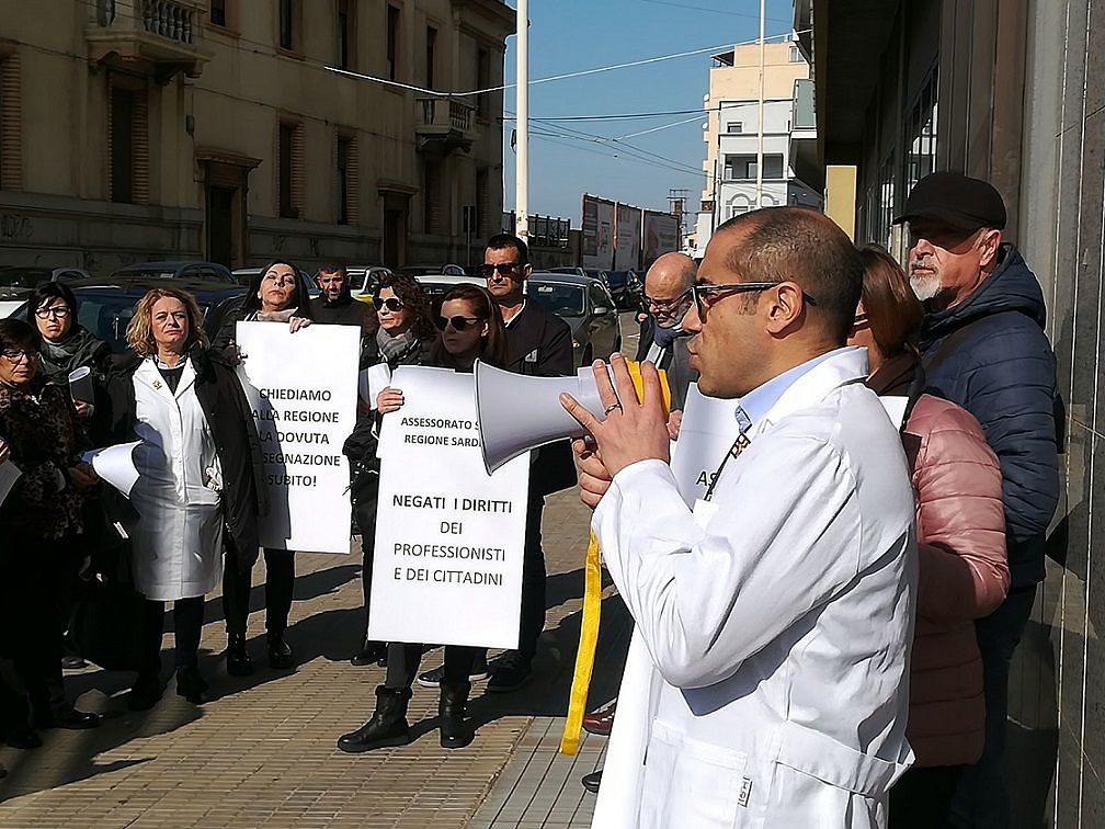 Cagliari, i farmacisti senza sede riconsegnano le schede elettorali a Mattarella