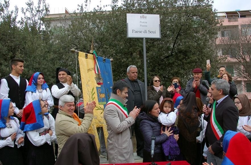 Cagliari, “piazza paese di Seui” è realtà: taglio del nastro a Is Mirrionis
