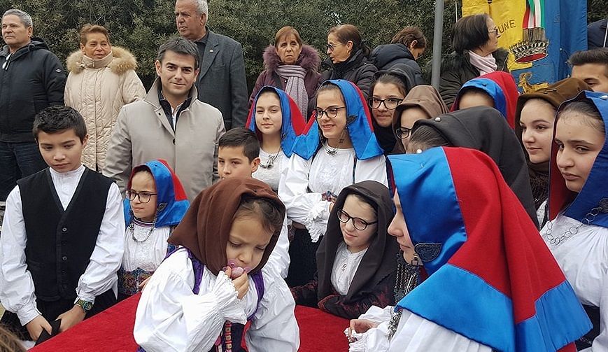 Balli folk, canti a tenore e cumbidu: centinaia alla festa in piazza Seui