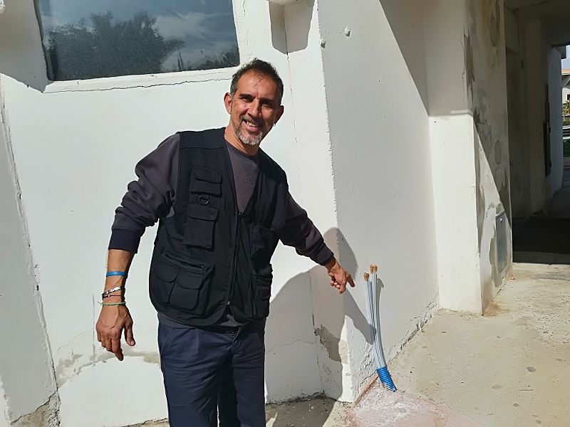 Sant’Elia, nei palazzoni da demolire arriva la super fibra: “È per mandarci a cag… più velocemente?”