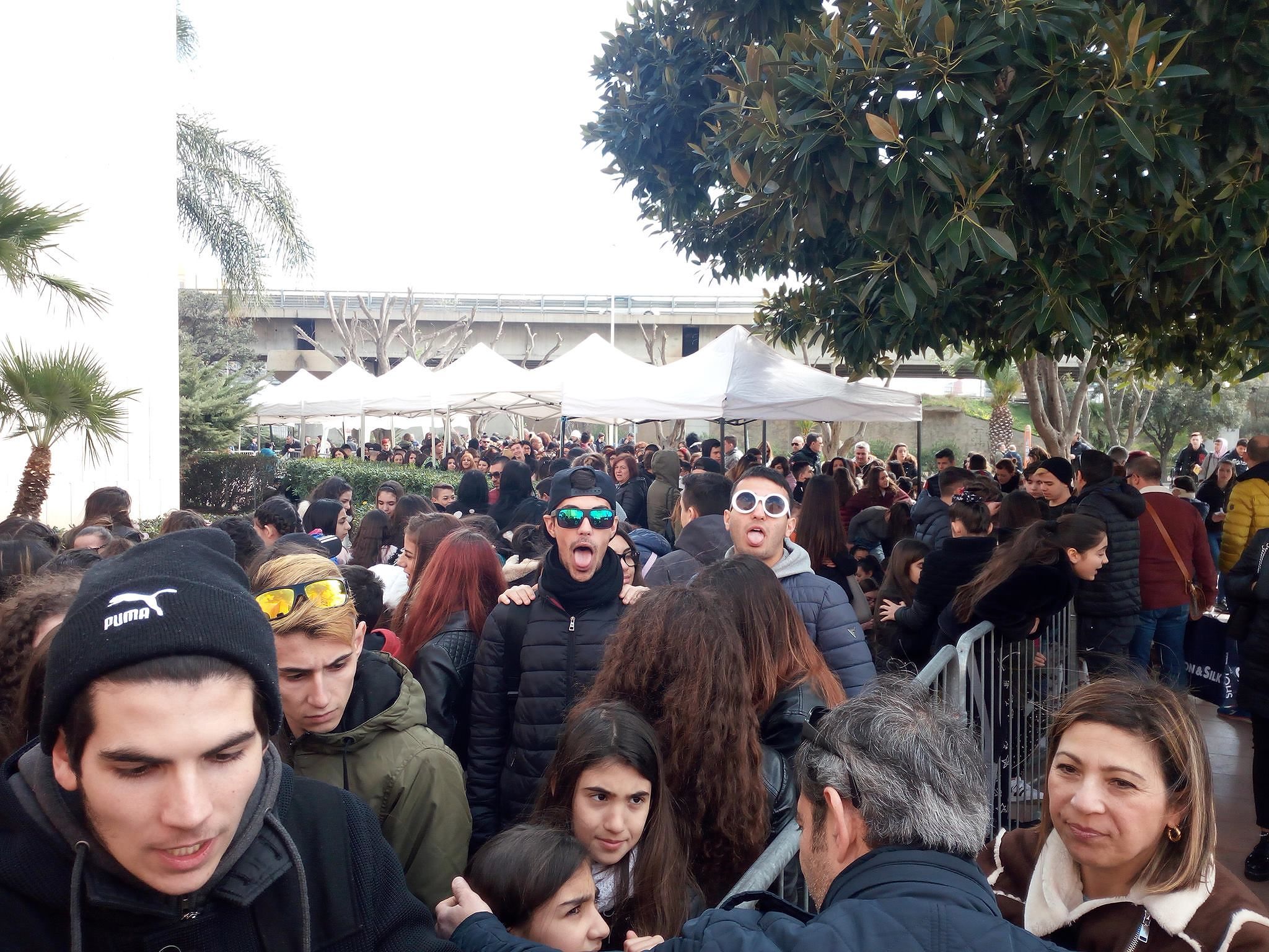 Cagliari, giovani in fila cinque ore prima: grande folla per il rapper Sfera Ebbasta