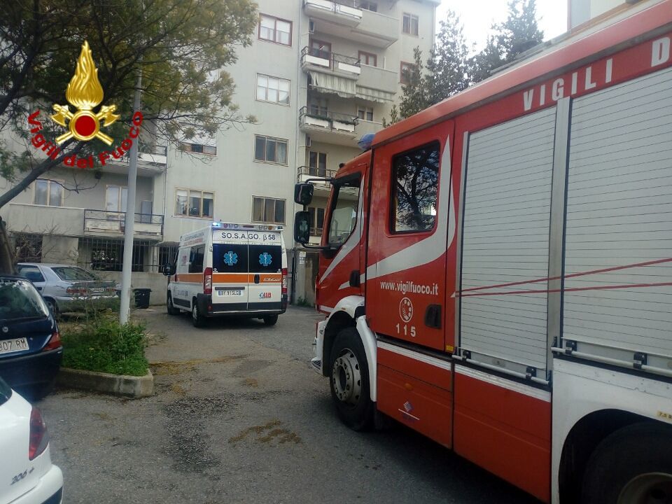 Iglesias, un’anziana cade per terra col rischio di una fuga di gas: salvata dai vigili