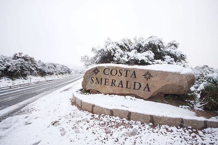 La neve fa tappa in Costa Smeralda: l’insolito ma bellissimo paesaggio a Porto Cervo