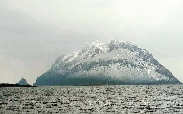 Tavolara sotto la neve, la foto spettacolare diventa virale sui social