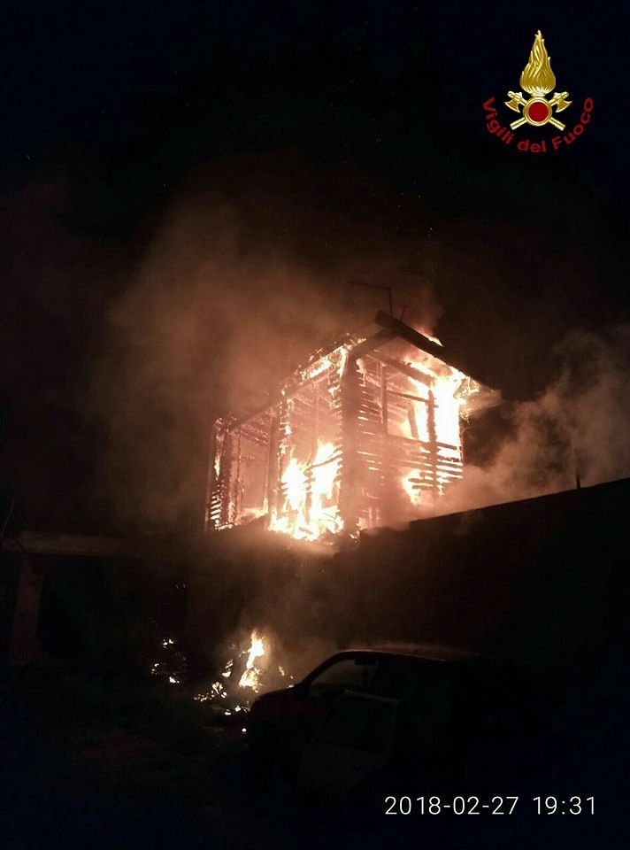 Paura a Villasor, brucia un’abitazione in legno