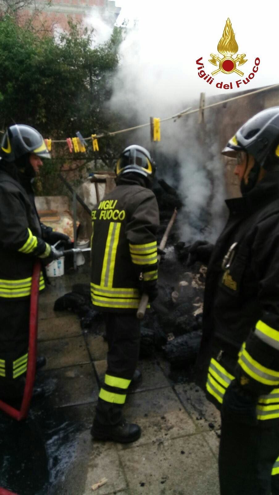 Panico a Sarroch, prende fuoco la legnaia in giardino: anziana bloccata in casa