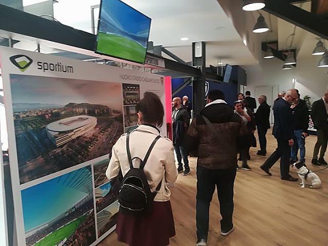 Cagliari, fila di curiosi e tifosi alla Sardegna Arena: “Difficile scegliere lo stadio più bello”