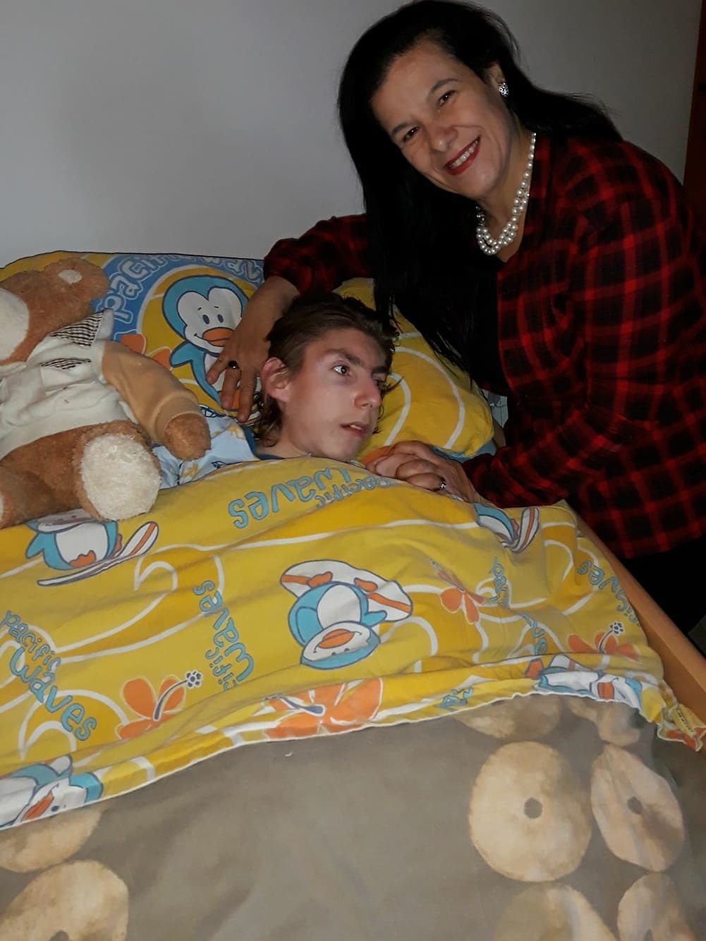 Teulada, mamma Luciana vince la sua battaglia: consegnato il letto per Mattia