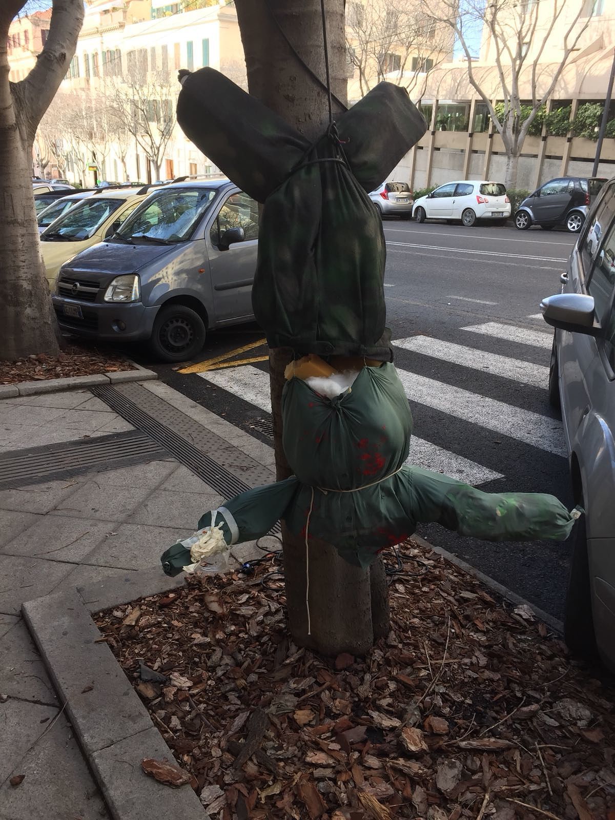 Manichino impiccato in viale Regina Margherita: “Intimidazioni a Casapound”