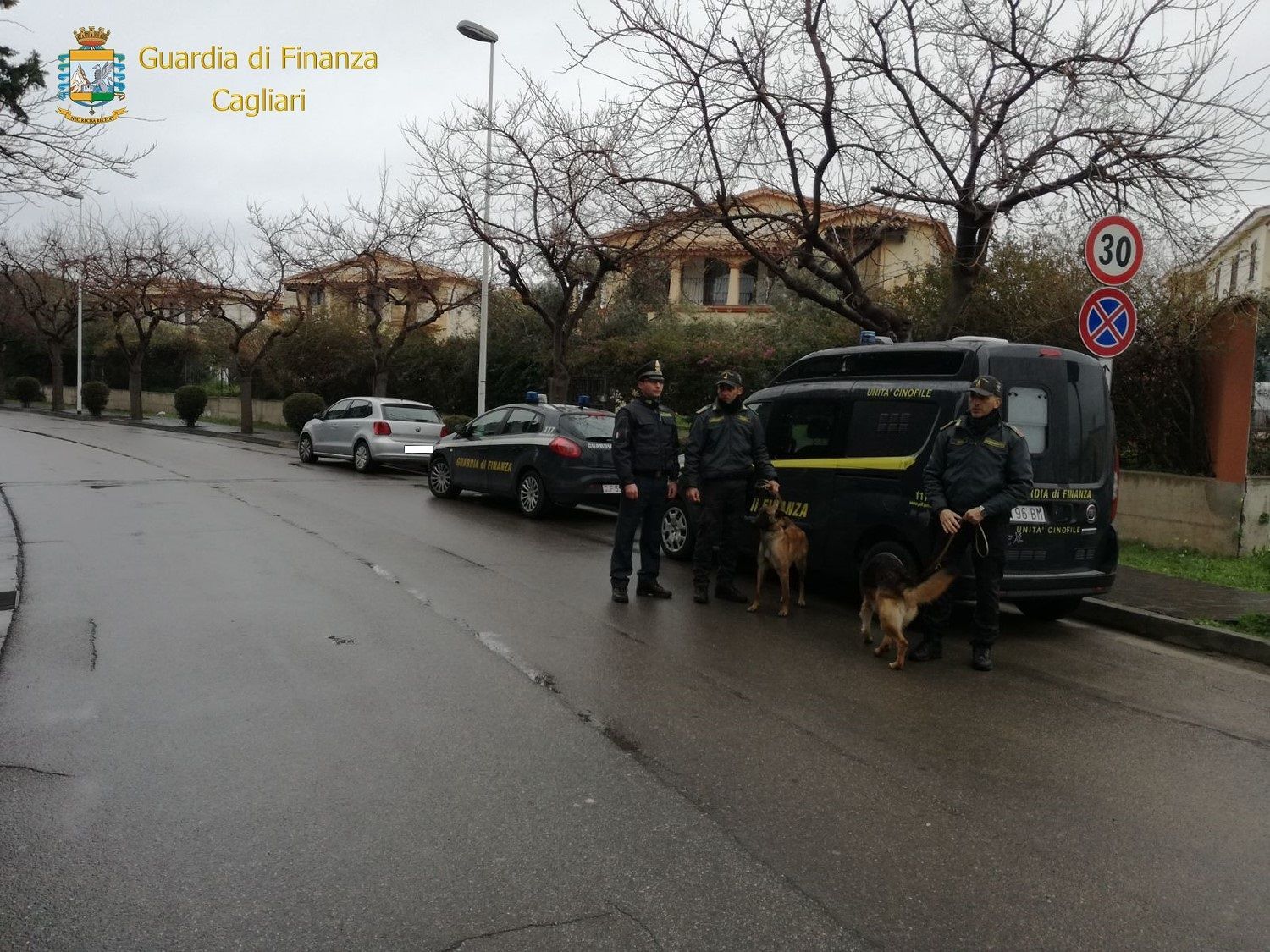 Cagliari, controlli a tappeto della Finanza: trovata droga addosso a diversi giovani