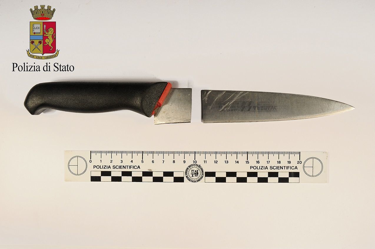 Sardegna: musica a tutto volume in casa, al richiamo degli agenti li minaccia con un coltello