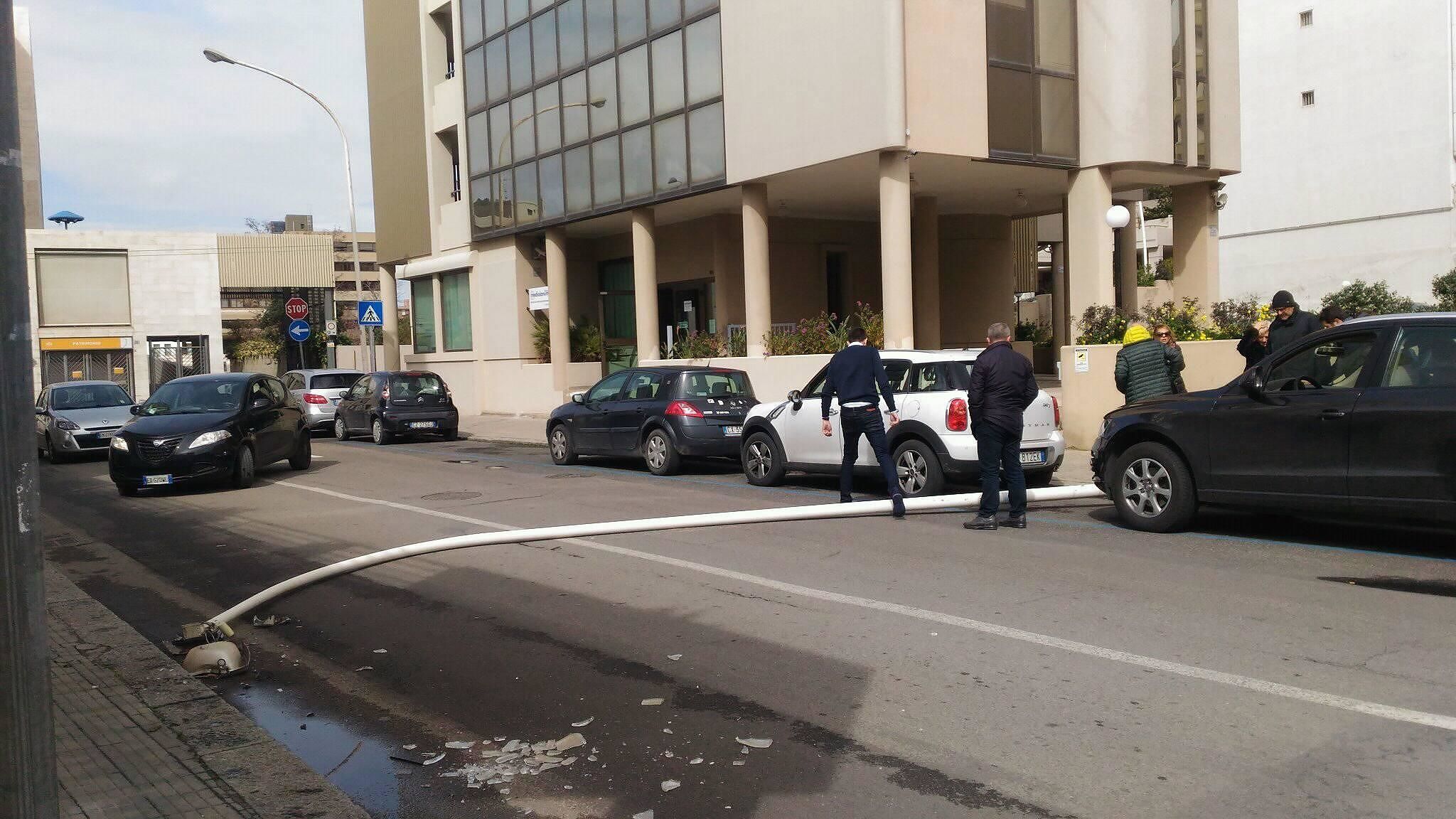 Cagliari, palo della luce crolla in via Mameli: fortunatamente nessun ferito