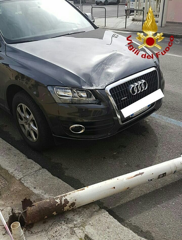 Cagliari, paura in via Mameli: un palo della luce crolla sopra un’auto in sosta