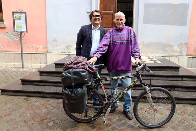 Il giramondo Janus River fa tappa a Sant’Antioco con la sua bicicletta