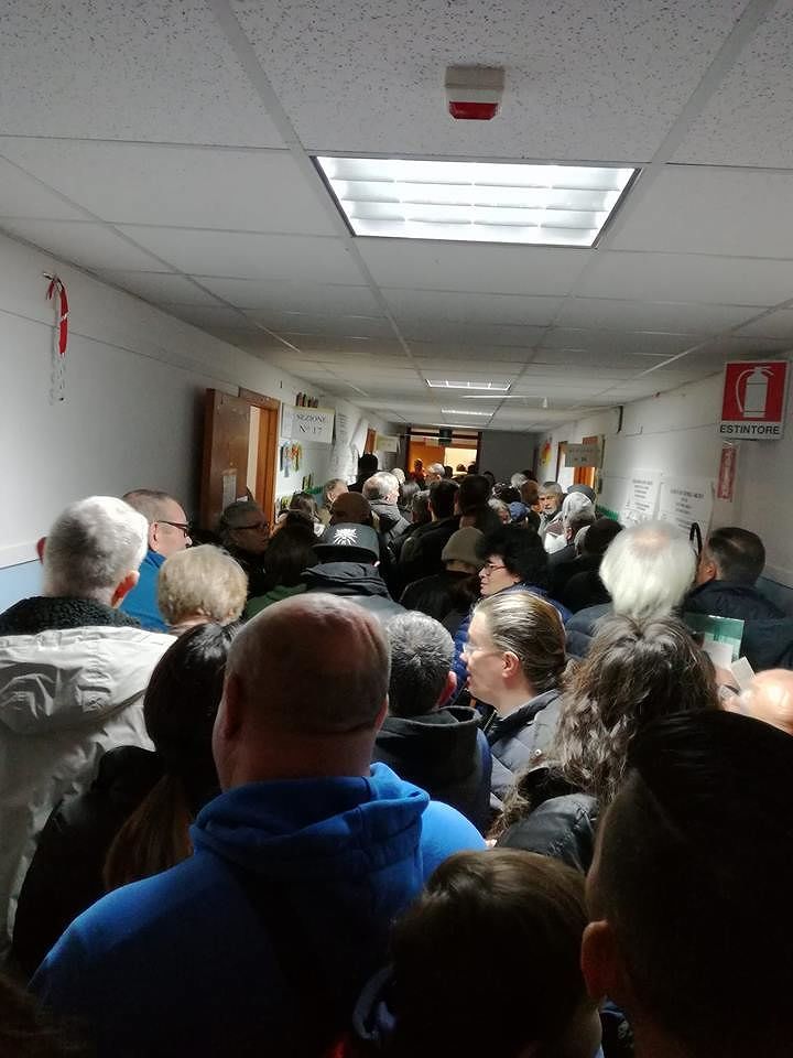 Assemini, su Facebook il tam tam sulla coda ai seggi: “Sembrava la Asl per i vaccini”