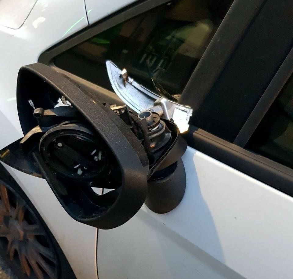 Sinnai, auto a folle velocità danneggia vettura in sosta e semina il panico