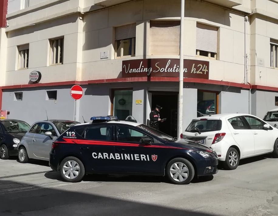 Sorpresi a scassinare distributori automatici, coppia in arresto in via Mameli