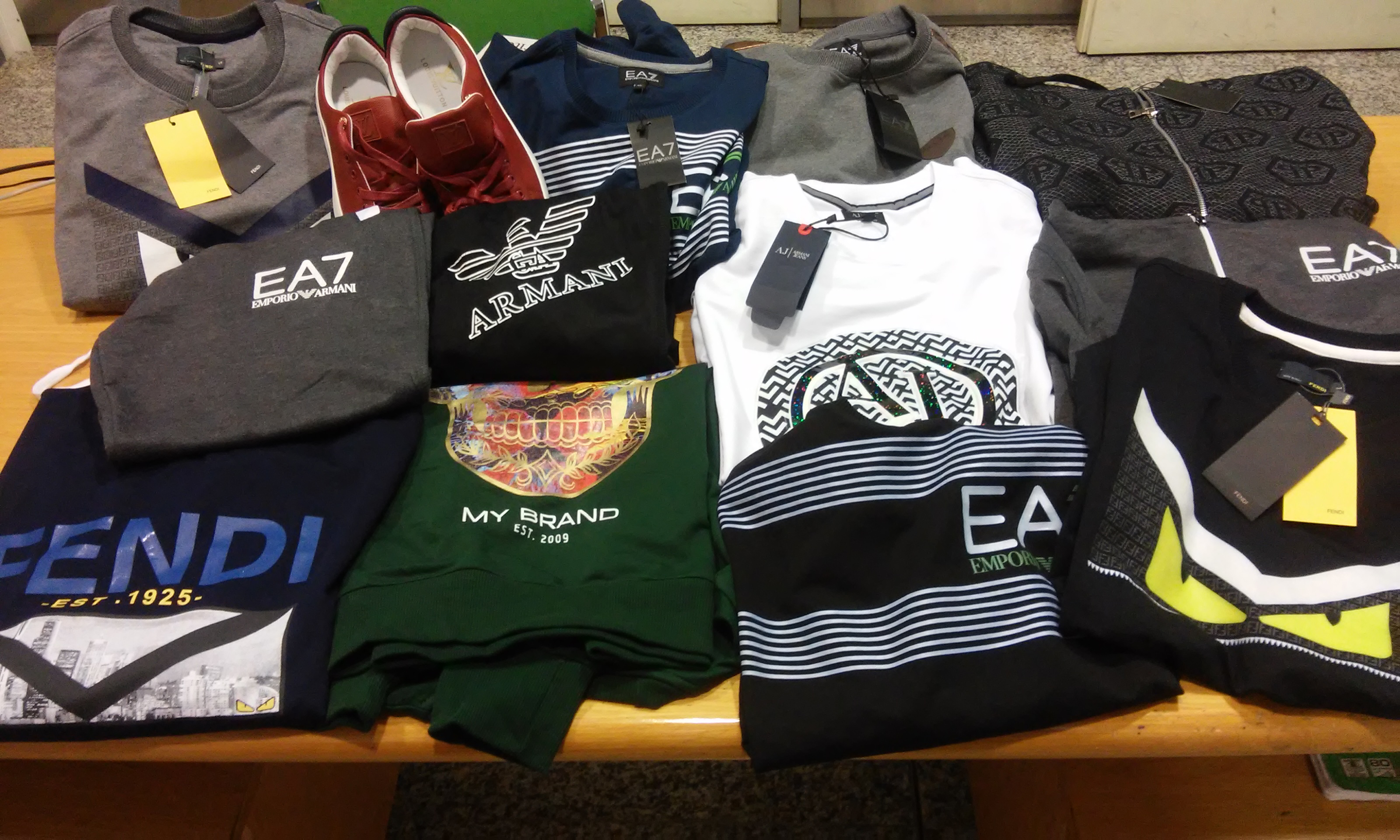 Abiti contraffatti sequestrati all’aeroporto di Elmas: nei guai un marocchino