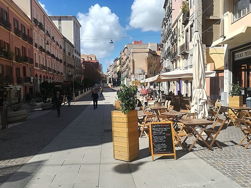 Cagliari, la guerra dei menù nel Corso Vittorio: pancia piena anche con 5 euro