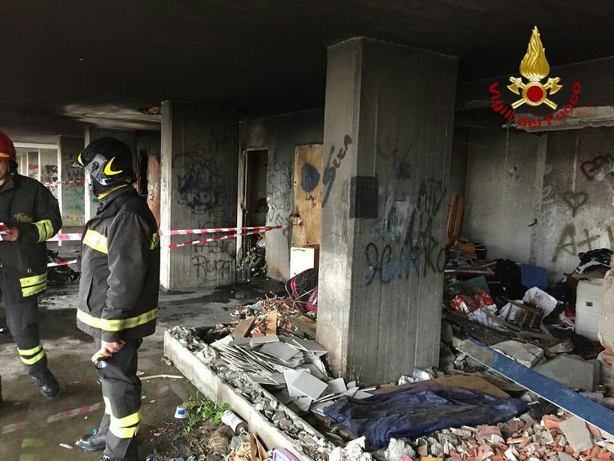 Cagliari, fiamme in una cantina a Sant’Elia: in cenere uno scooter