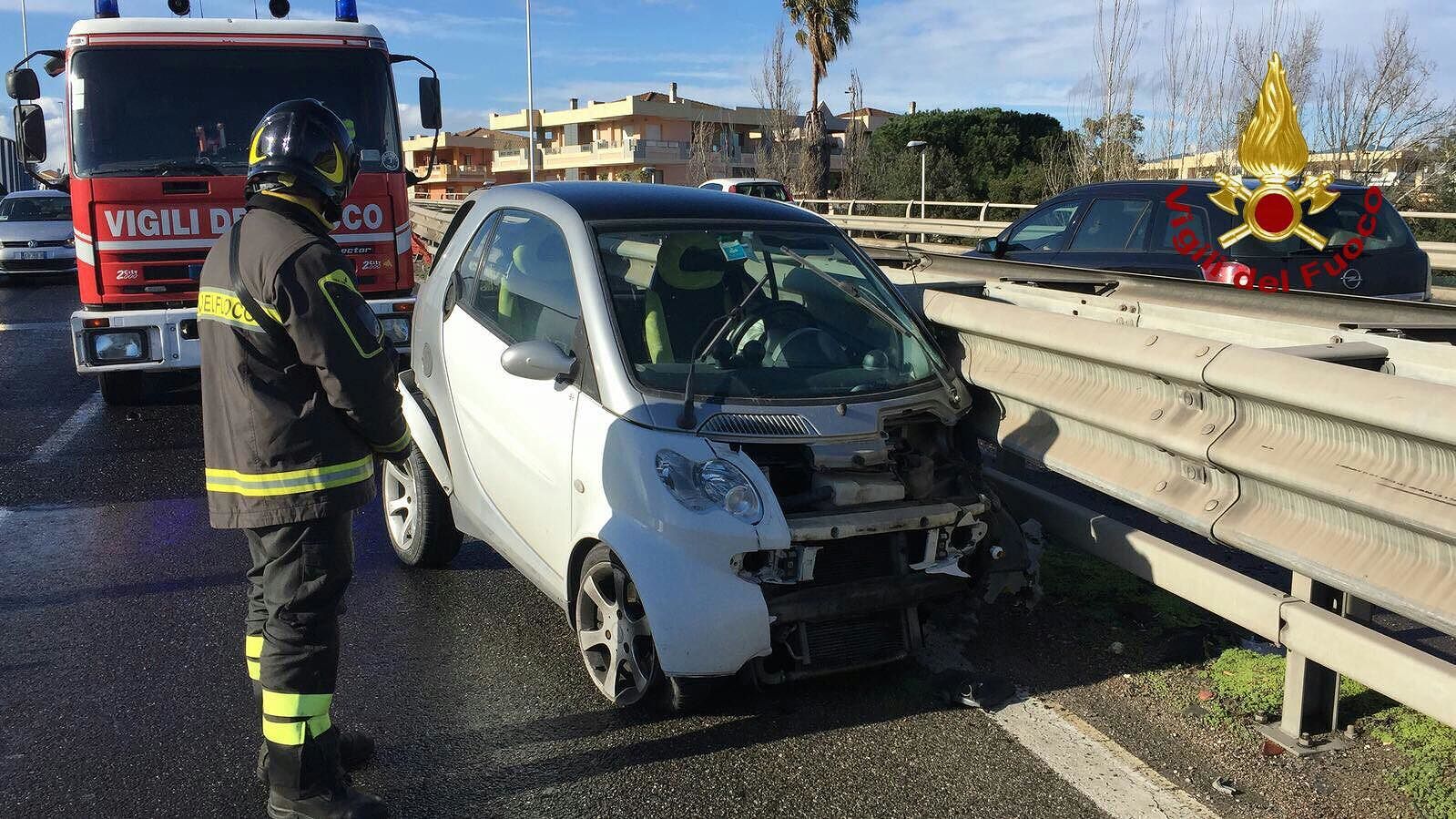 Cagliari, perde il controllo della Smart e si schianta sul guardrail dell’Asse Mediano