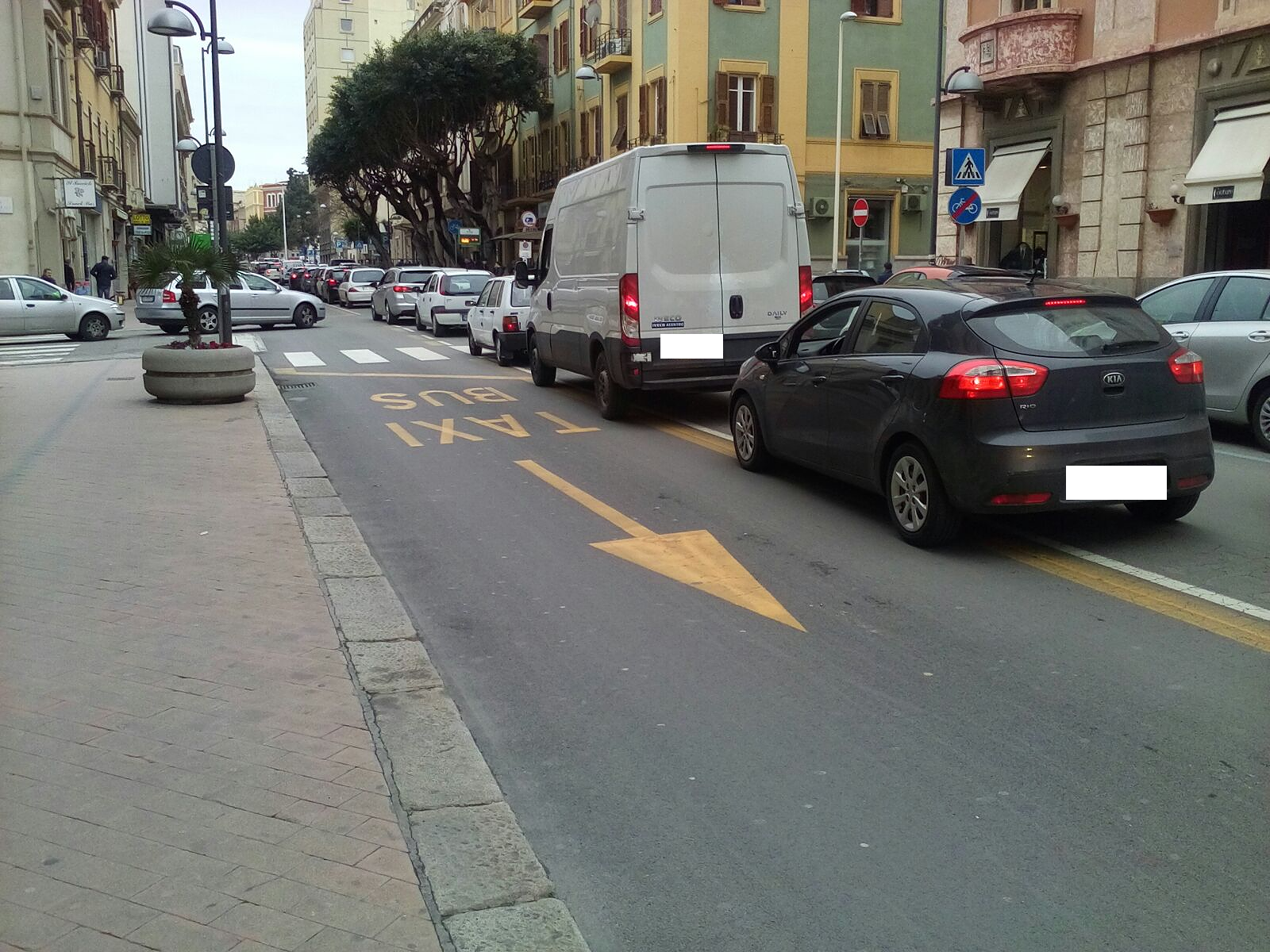 Cagliari, la rabbia degli automobilisti: “Un 8 marzo fermi per ore in coda”