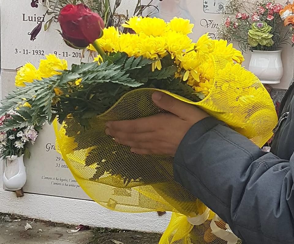 Iglesias, prof e studenti portano le mimose nella tomba della povera Federica Madau