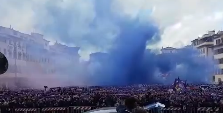 Firenze, l’emozionante addio dei tifosi a Davide Astori in piazza Santa Croce