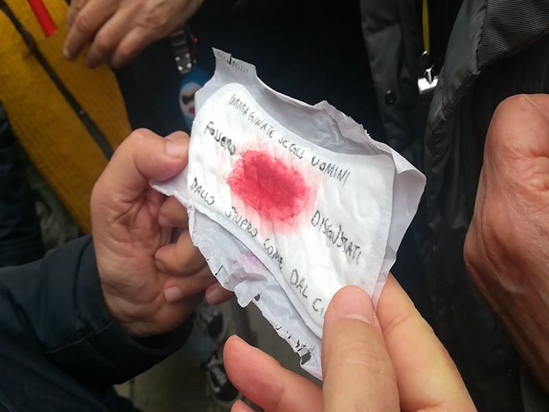 Otto marzo a Cagliari, manifestante “dona” assorbente a Pigliaru: “Centri antiviolenza senza fondi”