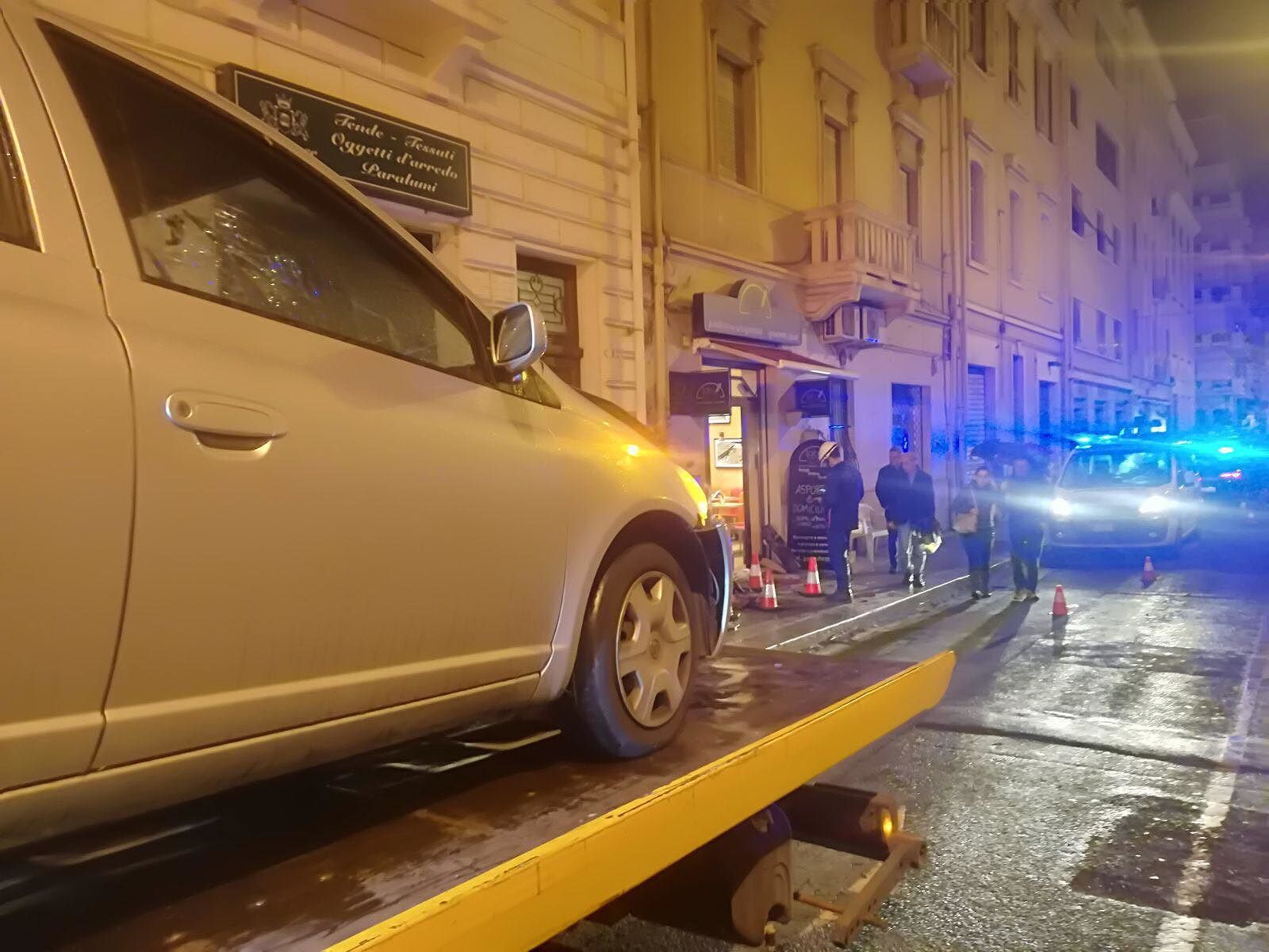 Cagliari, sbanda con l’auto e finisce contro una piadineria
