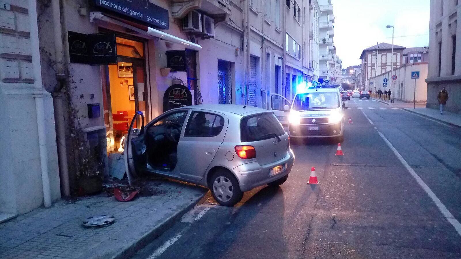 Cagliari, con l’auto contro la piadineria: era ubriaco
