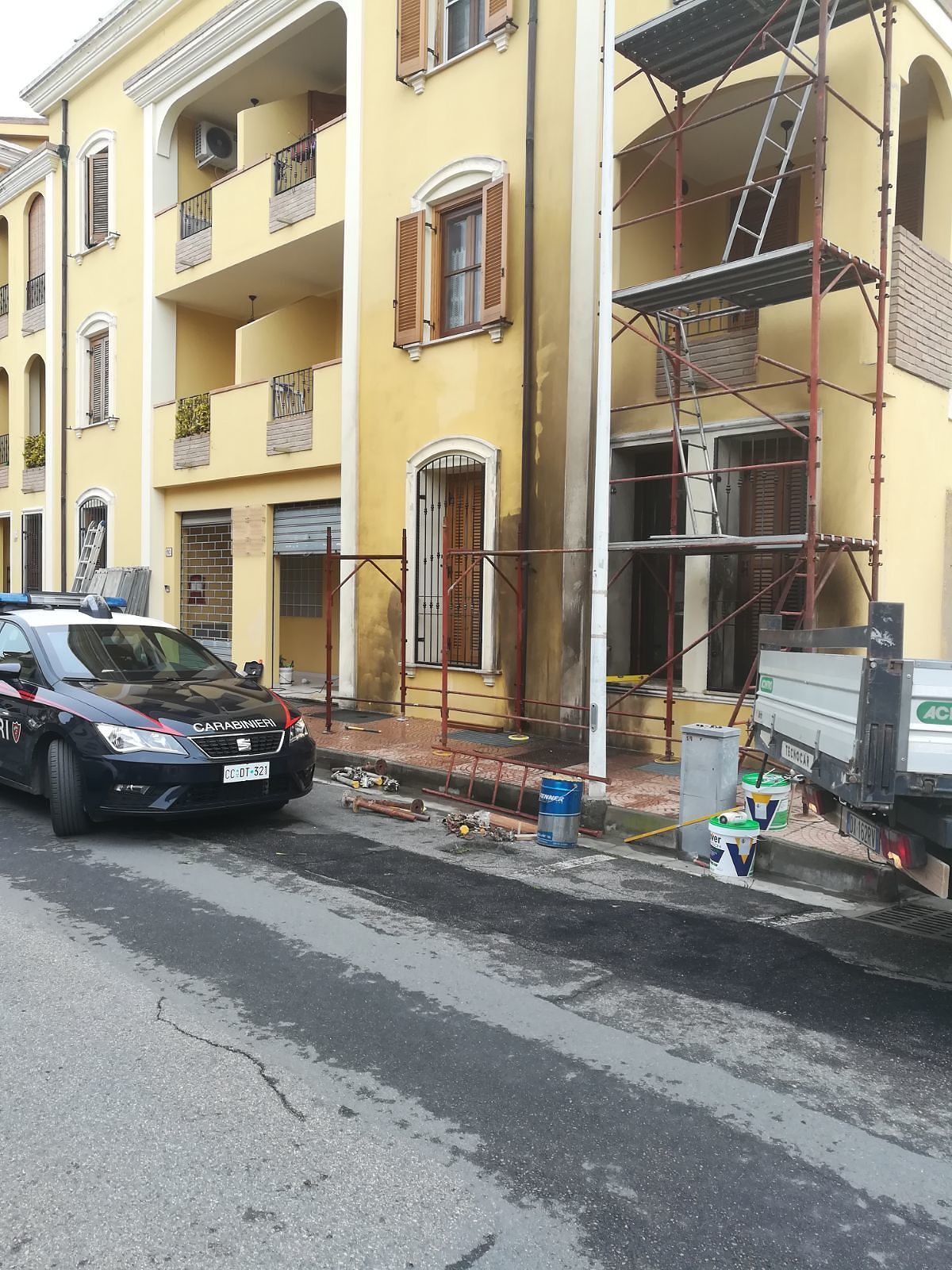 Tre molotov contro lo studio di un avvocato: 61enne arrestato a Elmas