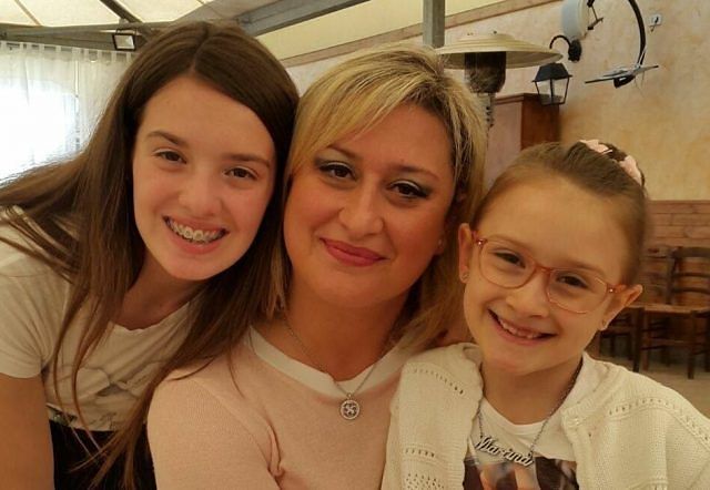 Funerali di Alessia e Martina, parroco contestato: “Preghiamo anche per il padre”