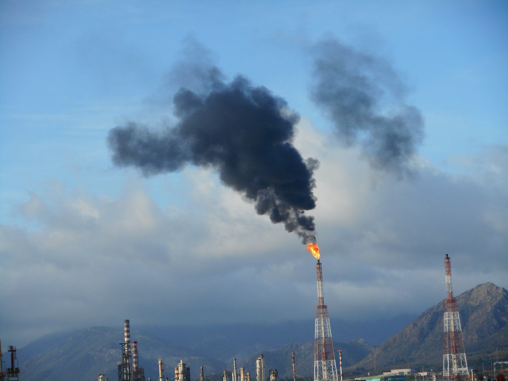 Sarroch, proteste sulle emissioni della Saras. Il sindaco: pesante odore di gas