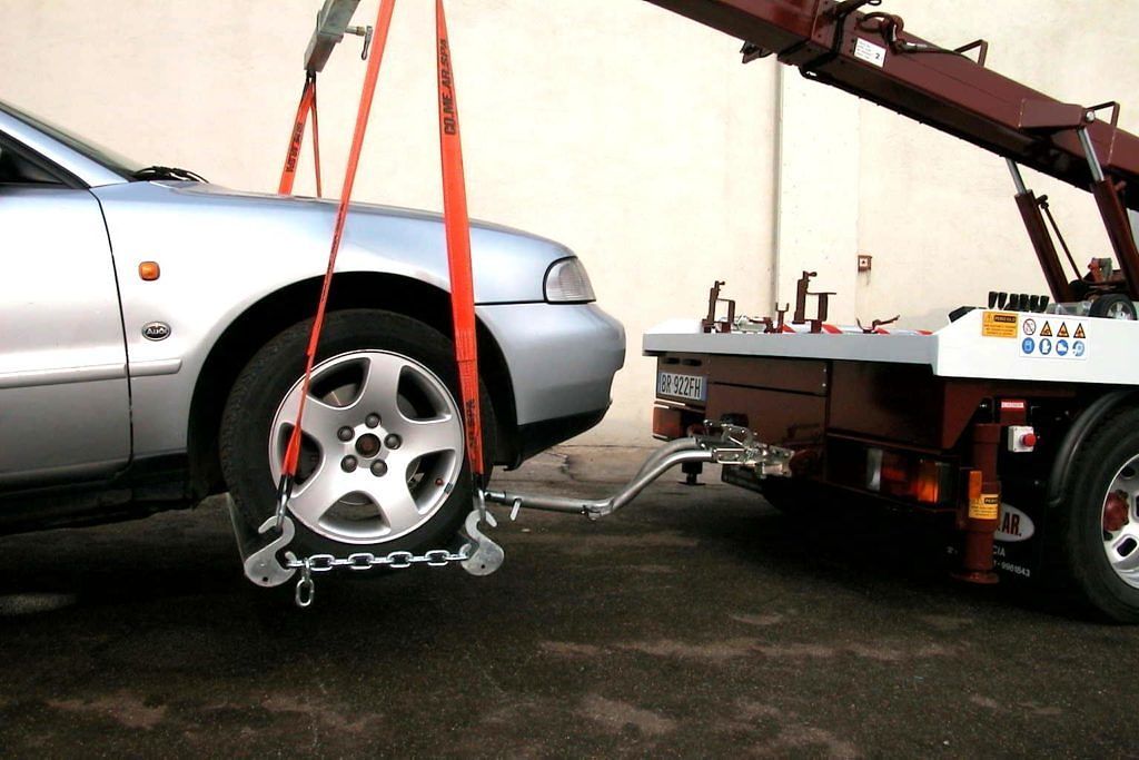 Piazza Garibaldi, auto ritirata all’ex consigliere Lobina: post al veleno