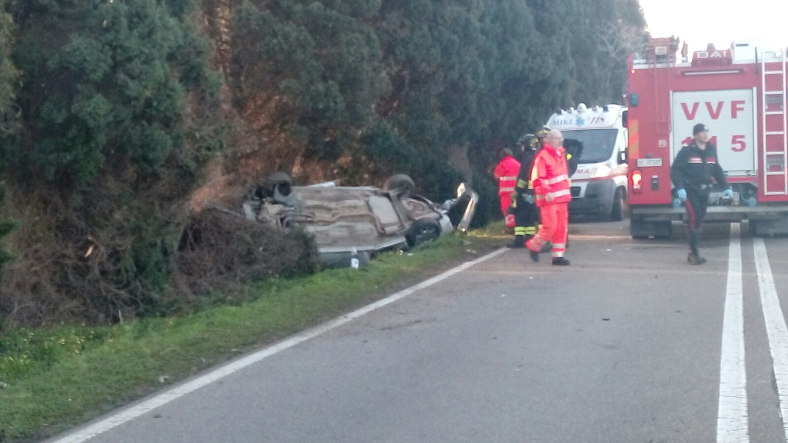 Tragedia a Sarroch, auto esce di strada e si ribalta: morto un 25enne