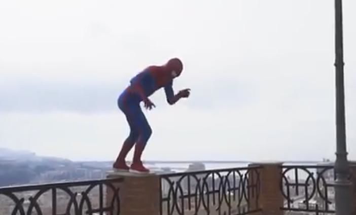 Cagliari ha il suo “Uomo Ragno”: le performance batticuore del “mister x” in calzamaglia