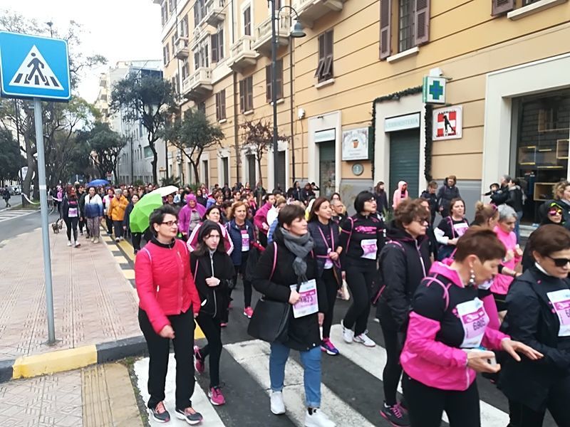 L’onda rosa invade Cagliari: 7300 donne in corsa per la “SoloWomenRun”