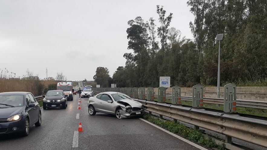 Cagliari, perde il controllo della Ford e si schianta sullo spartitraffico: ferita donna di Settimo