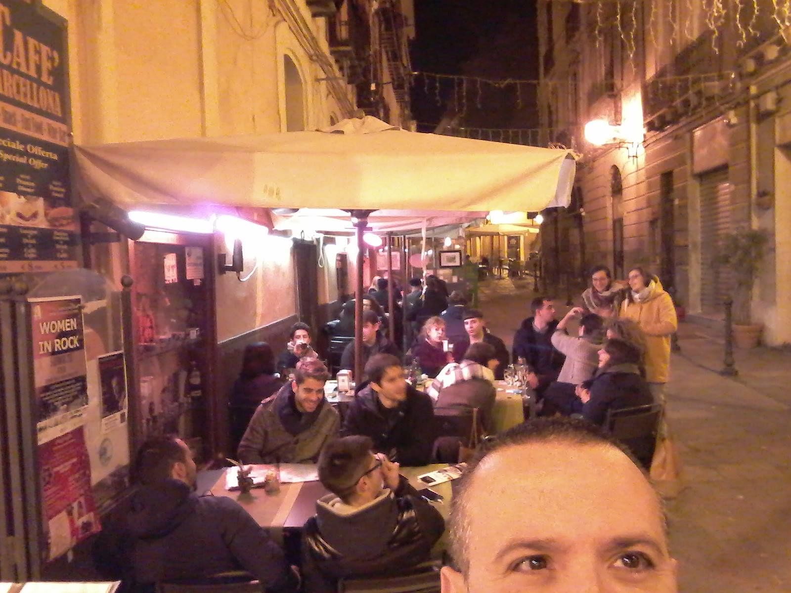 Cagliari, la moglie torna al bar senza il marito morto: “Mi dia lo stesso due caffè..”